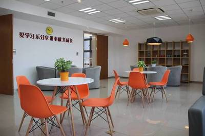 临港三牛众创空间荣膺省级创业孵化示范基地，为区域创业创新注入新活力